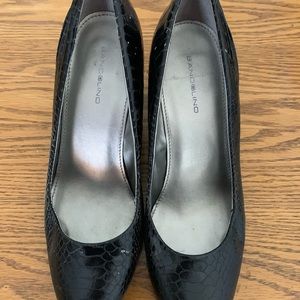 These are Bandolino size 9 black wedge shoes.
